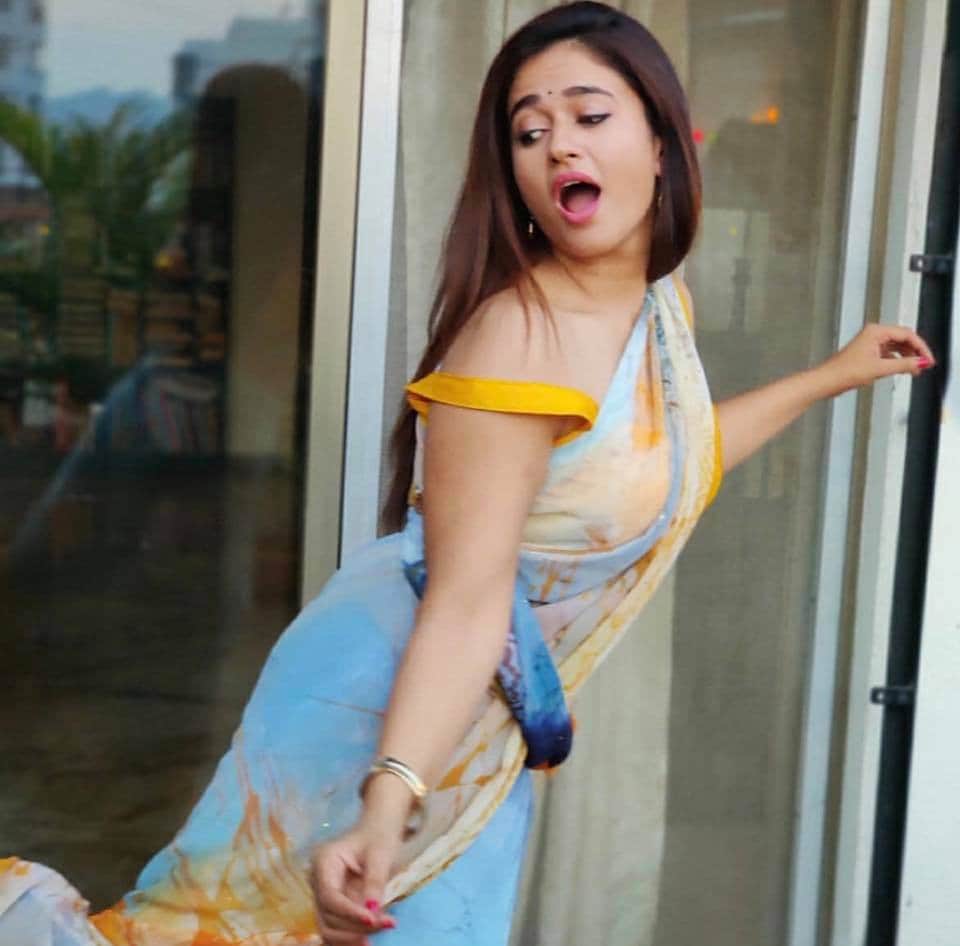 Indian Actress Poonam Bajwa Live Chat | iiQ8 Entertainment News