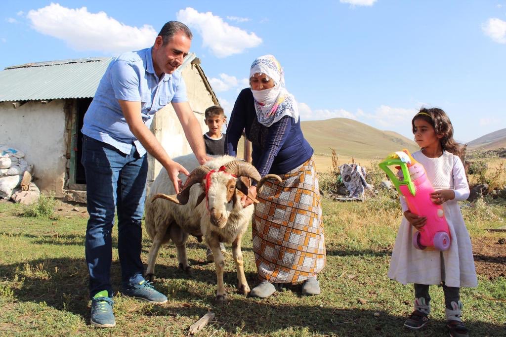 İlçe Kaymakamımız Sayın Yakup Ömeroğlu, Kurban Bayramı öncesinde Hamur merkez ve köylerinde yaşayan 24 yetim ve öksüz çocuğa kurbanlık koç ve koyun hediye etti.
<a href="/kayakarakoc/">Kaya Karakoç</a> @AgriValilik <a href="/agrimem/">AĞRI MEM</a> <a href="/mfaruktekinn/">Mehmet Faruk Tekin</a> <a href="/yakupomeroglu42/">Yakup Ömeroğlu</a> <a href="/ekremcelebi4/">Ekrem ÇELEBİ 🇹🇷</a> <a href="/ziyaselcuk/">Ziya Selçuk</a> 

hamur.meb.gov.tr