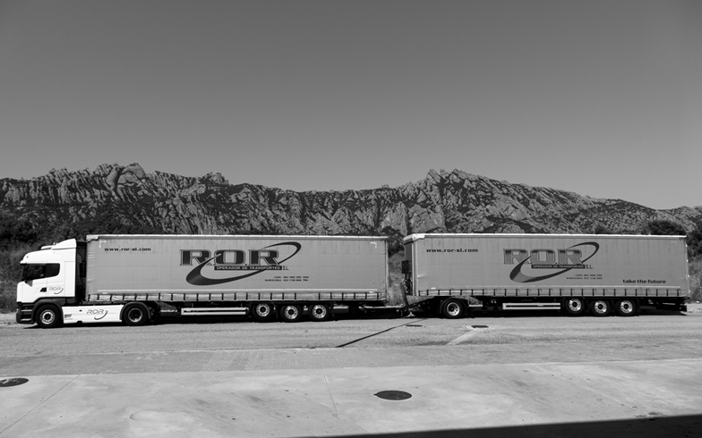 RORlogistico's tweet photo. Presentamos nuestro #duotrailer, capaz de #transportar el doble en un sólo viaje, ahorrando costes y reduciendo la huella de carbono
#innovation #sustainability #logistics #takingthefuture #rorlogistico https://t.co/TsH5hg8uW3