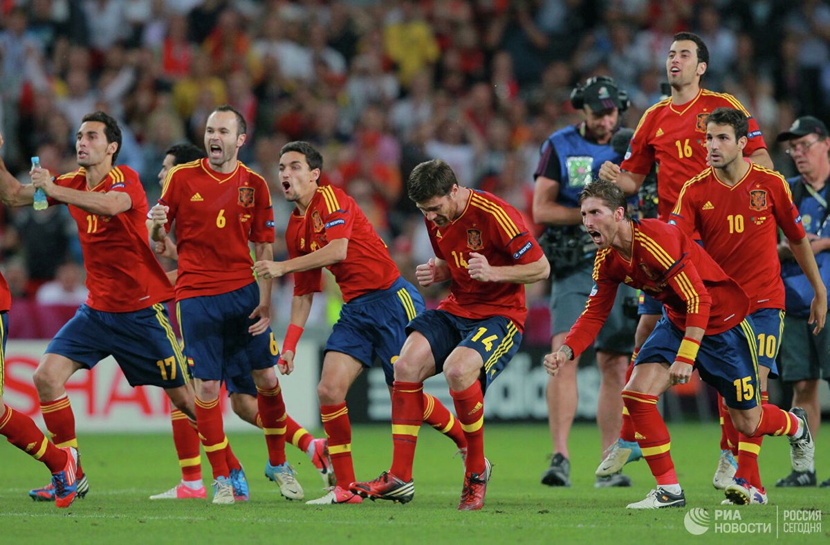 Сколько раз становилась чемпионом сборная команда испании. Сборная Испании евро 2012. Сборная Испании евро 2008. Сборная Испании 2008-2012. Сборная Испания финал евро 2008.