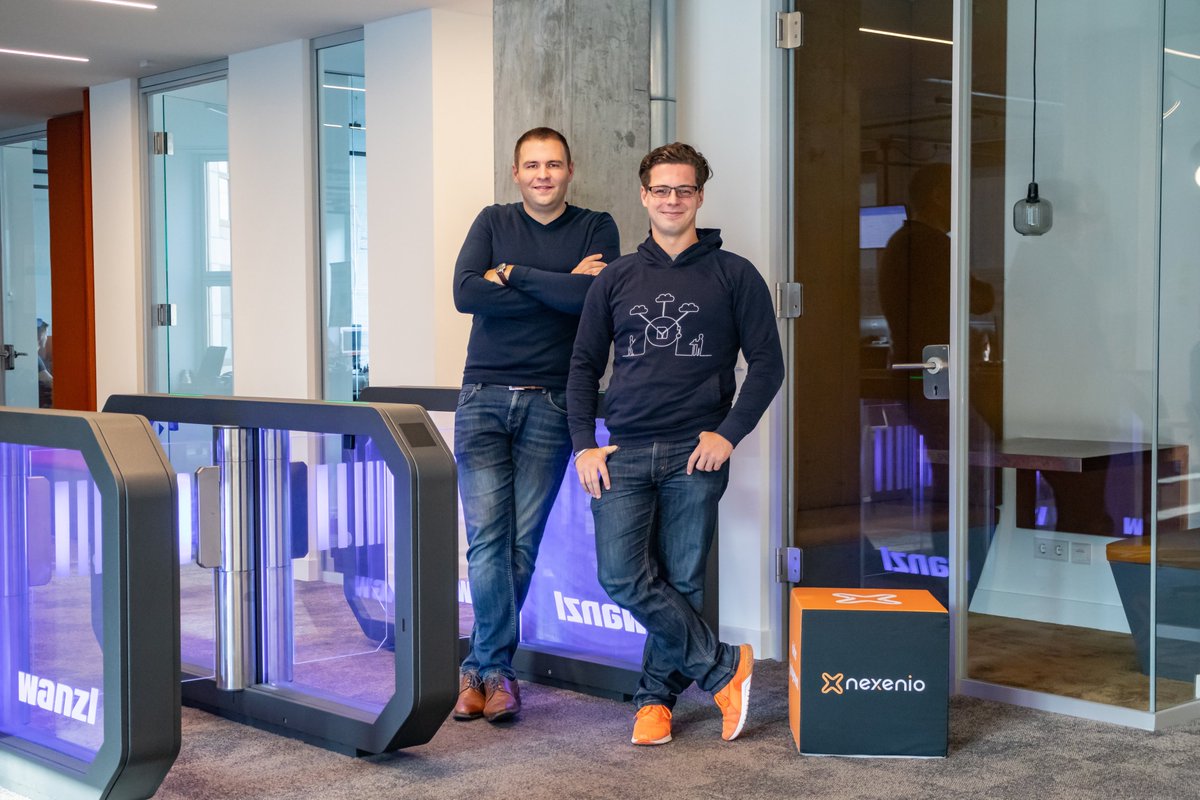 So kann SEAMLESSᵐᵉ aussehen: Das sind unsere beiden Gründer, <a href="/patrick_hennig/">Patrick Hennig</a> und <a href="/BergerPhilipp/">Philipp Berger</a>, vor dem <a href="/Wanzl_gmbh/">Wanzl</a> Galaxy Gate in unserem Berliner Office. Das <a href="/neXenio_Berlin/">neXenio</a> Büro öffnet sich schon seit einiger Zeit mit dem Smartphone in der Tasche komplett #kontaktlos.