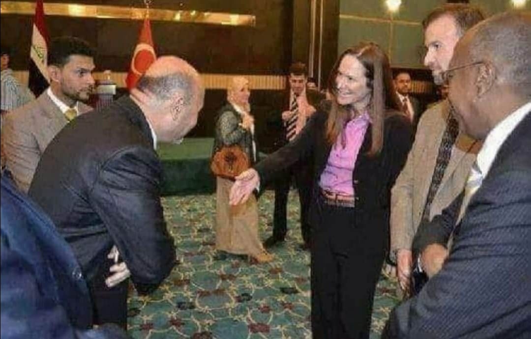 دنگ يا حلو لايلوحك القناص..
من لعلالا شريفكم كتلنه الحر..
وَن الگه قناص ويقنصكم واحد واحد..