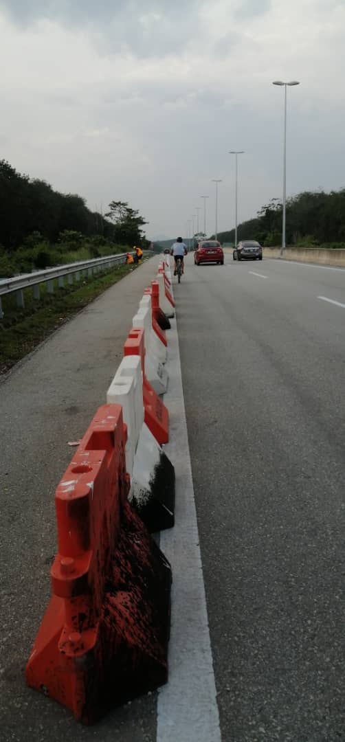 RcBentong's tweet photo. #teamroadcare mengutip sampah yang dibuang di bahu jalan #ft34 #CSR
Mohon kita semua bersama jaga kebersihan persekitaran kita. 

@Roadcare_Msia @JKRPAHANG @Roadcare_Phg @MOWorks @PetraJayaMP @ZTTCSFJ @JKRLIPIS @RoadcareP4LC https://t.co/EHIOPk0WDb