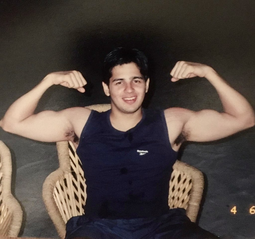Throwing it back to the good old college days.. Balancing lectures, rugby practice and gym training ... Those unforgettable #DelhiDays! #hometown 

#TBT #ThrowbackThursday #SidFit
