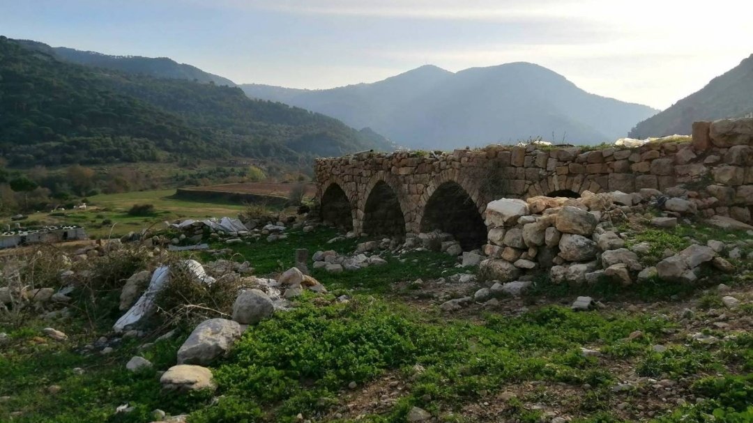 علمًا أن التيار نفسو تجاهل جرف ٥٢ موقع أثري في  #مرج_بسري لإقامة صفقة السد ومن بينهم كنائس ودير ودرب المسيح الجنوبي المؤدي إلى صيدا، فأين غيرة الدين الآن؟المرجّح أن المبالغ يلي واصلة على جيابو نسّتو مسيحيتو إلى حد تحدي الشعب باستكمال المشروع حتى في حال وقف التمويل من البنك الدولي