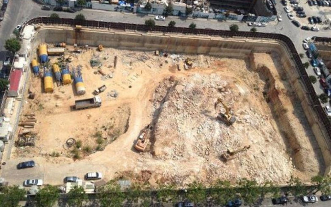 بال ٢٠١٣، تخطى وزير الثقافة  #غابي_ليون القانون ودور المدرية العامة للآثار ووقع على قرار جرف/هدم موقع أثري دون دراسة، تم الكشف والتنقيب عنو بوسط  #بيروت و قيل انو يعود إلى الميناء الفينيقي الأول، و برّر يومها الوزير قراره بإنو الموقع فاقد لأي قيمة وأهمية أثرية وهو فقط "خندق بواخر"