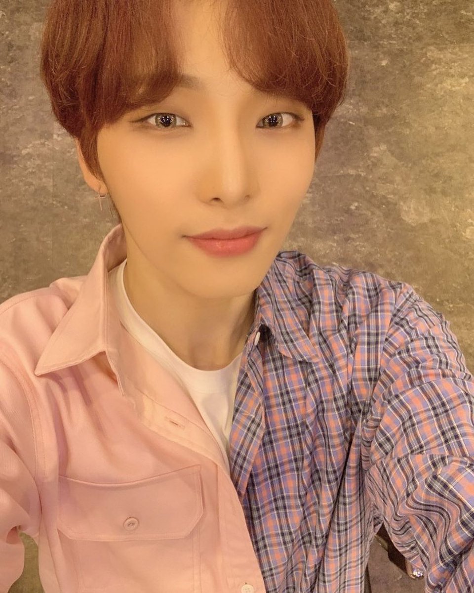 What do you mean I'm a Seoho stan? I just think that he's pretty, it's not like I adore him so much and would smash planets for him or something.