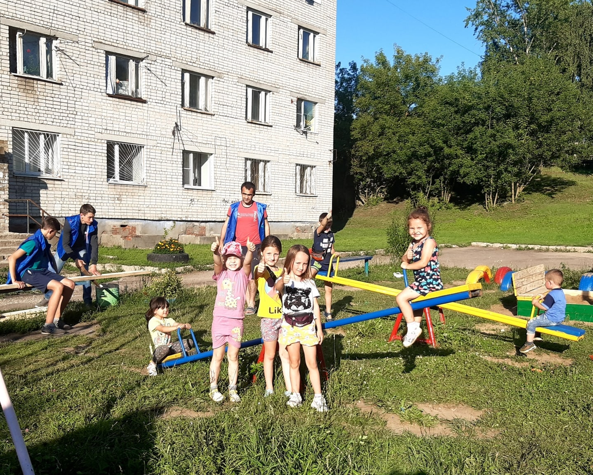 ivmger's tweet photo. В рамках направления #СпортДетям Кинешемские активисты #МГЕР облагородили детскую площадку и провели открытую тренировку по #Workout

#МолодаяГвардия #Спорт #Кинешма #Дети #МГЕР37 https://t.co/JfxlGE5frl