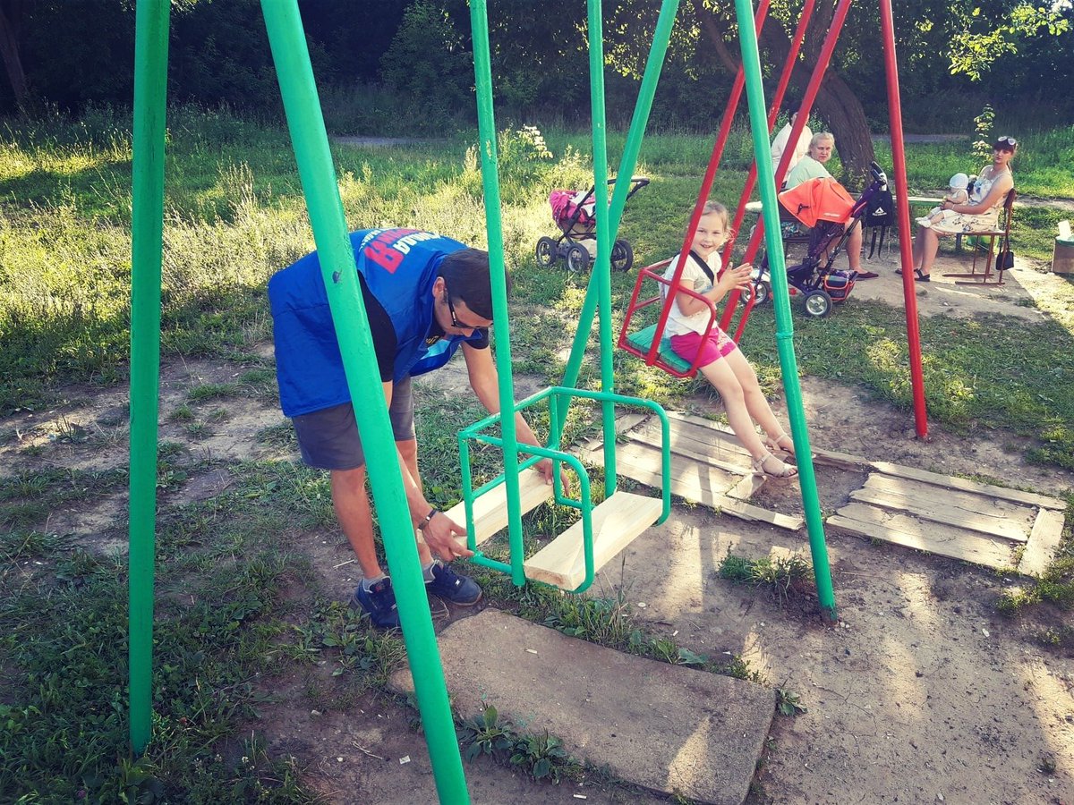 ivmger's tweet photo. В рамках направления #СпортДетям Кинешемские активисты #МГЕР облагородили детскую площадку и провели открытую тренировку по #Workout

#МолодаяГвардия #Спорт #Кинешма #Дети #МГЕР37 https://t.co/JfxlGE5frl