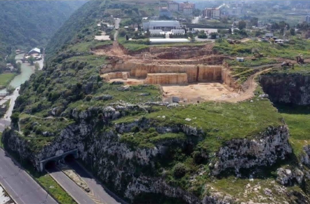 شخصيّا مش شايف تشويه للمنظر وللموقع،ولا شايف ورشة بناء و أعمال حفر توقفوا..إنتو شو شايفين؟بالصور أدناه، بيشرح نقيب المهندسين الحالي جاد تابت تحايل المسؤولين مجتمعين على إقرار التعديلات القانونية لناحية نظام البناء في المنطقة، حتى تم الكشف لاحقًا عن نوع المشروع بخلفيته السياسية