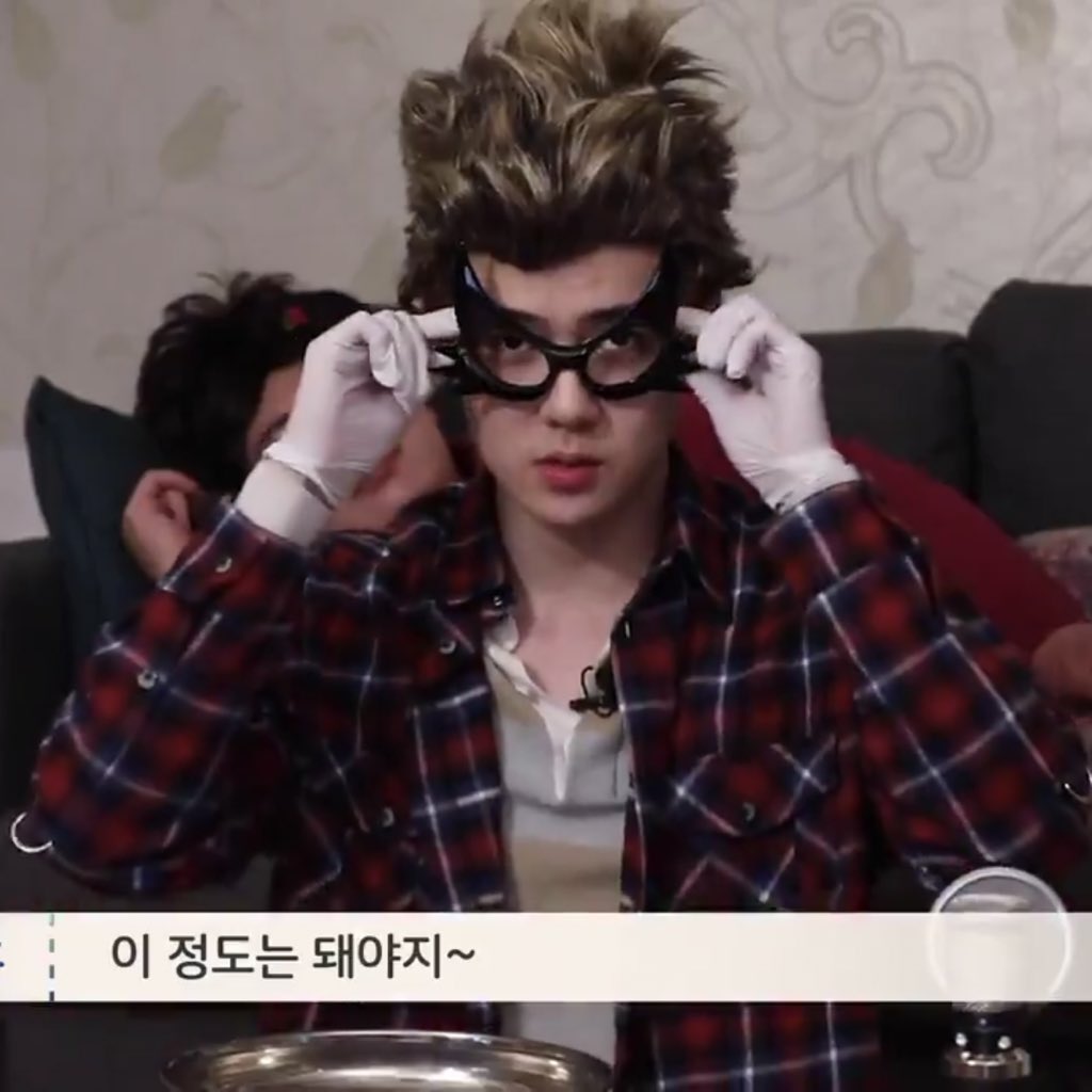 milkteus's tweet photo. from this to this... sehun is a natural born comedian ㅋㅋㅋ https://t.co/rps5ojYR1l