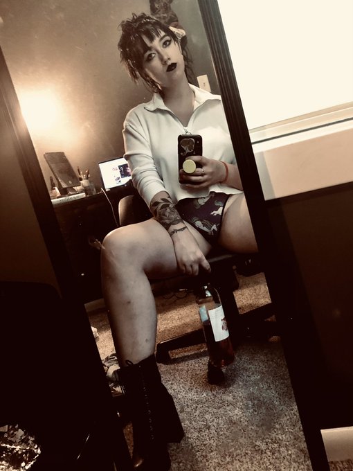 How&rsquo;s my #albumart ?? Now if only I had any musical talent #selfies #grunge https://t.co/7GKKc9PkCH<a href="/tag/albumart"class="tags">#albumart</a><a href="/tag/selfies"class="tags"><span>#selfies</span></a><a href="/tag/grunge"class="tags"><span>#grunge</span></a>