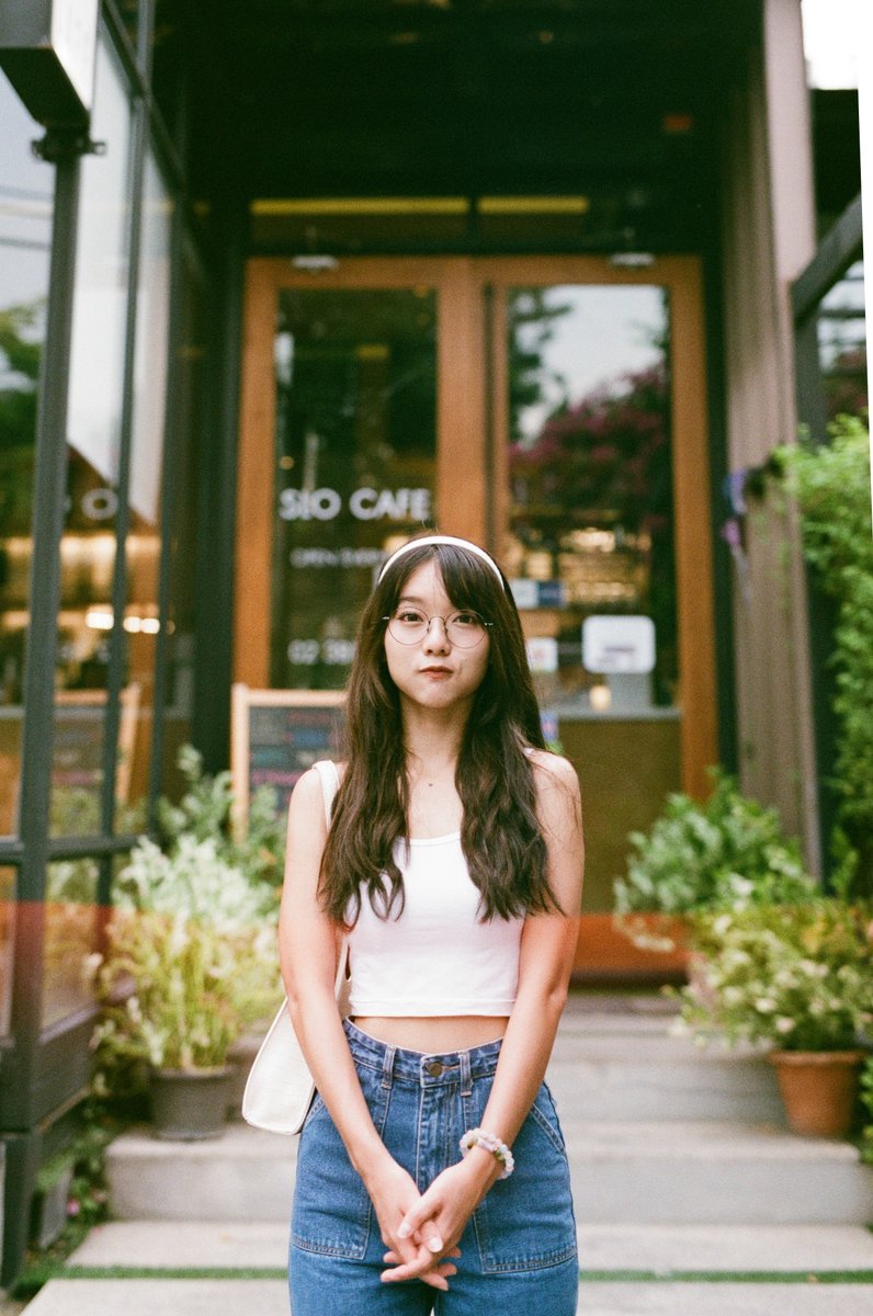 maisamklong's tweet photo. Film : Vibe400 + Fuji Pro 400H
Her : pinomyim
Page : https://t.co/dJgfty7xTA
.
#pinmeltmallow #pinomyim #ปิ่นอมยิ้ม #Fujipro400H
#canonphotography #filmphotography #girls #cute #portraits #portraitphotography #vibe400 #EOS1n 
#แอดถือกล้องไปถ่ายยีราฟ
#ไม่ซ้ำกล้องไม่ซ้ำเมม https://t.co/vTv27gCsmz