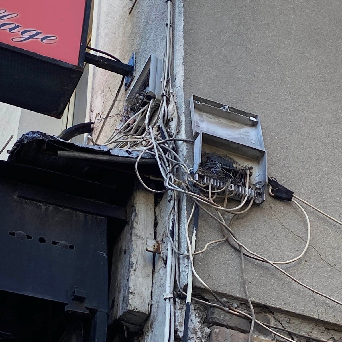 Ned Baldessin (@ned) on Twitter photo Un an et huit mois que j’essaye de raccorder mon logement à internet. En zone dense, éligible à la fibre. Sur fond de dédale de services se renvoyant la balle (cc: <a href="/Orange_France/">Orange France</a> <a href="/Orange_conseil/">Orange conseil</a>), et d’infrastructure à l’abandon. Grosse fatigue. Un an et huit mois que j’essaye de raccorder mon logement à internet. En zone dense, éligible à la fibre. Sur fond de dédale de services se renvoyant la balle (cc: <a href="/Orange_France/">Orange France</a> <a href="/Orange_conseil/">Orange conseil</a>), et d’infrastructure à l’abandon. Grosse fatigue.