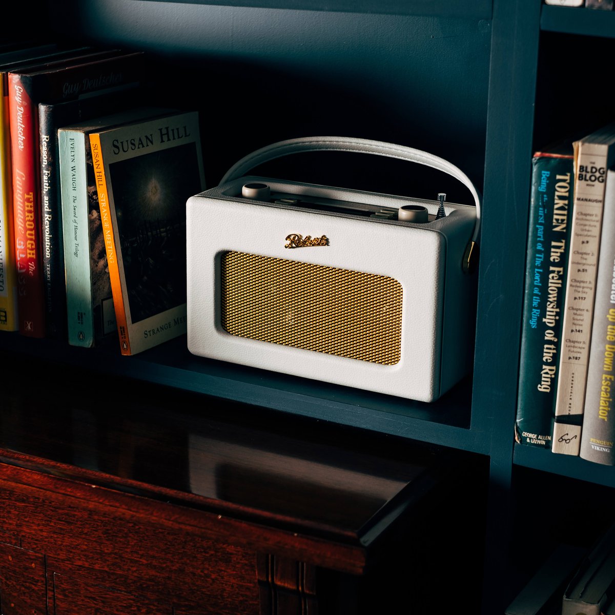 RobertsRadioUK's tweet photo. TBT to 1956 for the original ‘Revival’ radio - inspired by Harry Roberts' wife's handbag. Swipe to see how this distinctive design still lives on today in the timeless Revival iStream 3. #TBT #RobertsRadio #RobertsRevival #heritage #retro #retrodesign #iStream3 #whoworeitbetter https://t.co/l4NbvHwadY