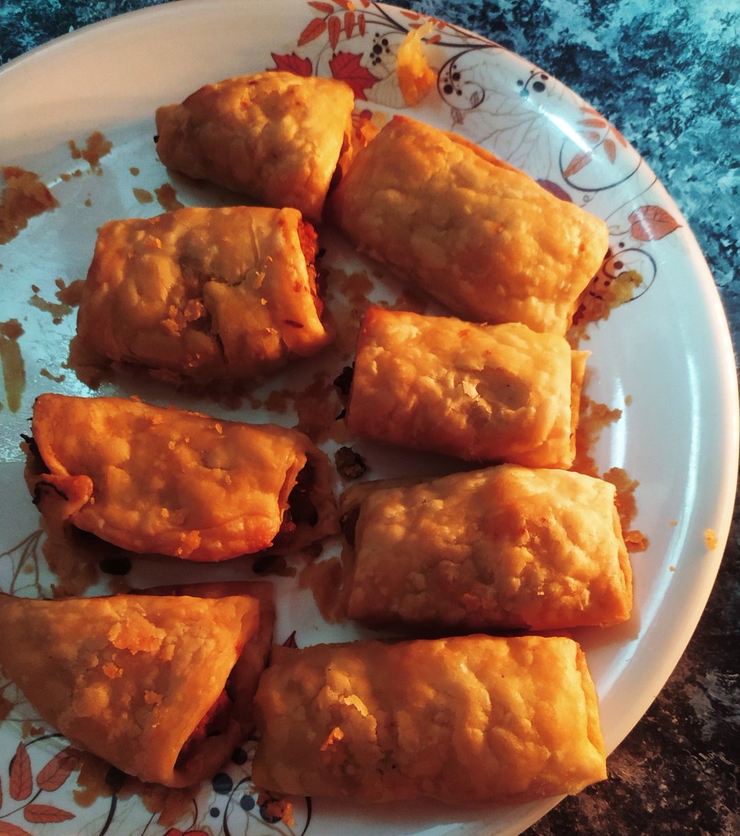 violet_kitchen's tweet photo. Homemade Veggie Puff pastry perfectly made and baked. Looks flaky and really Delicious. Took me whole day to make these. 😅 Hope you like it 
#puffpastry #violetsonlinekitchen https://t.co/1sF1F4pf8i
