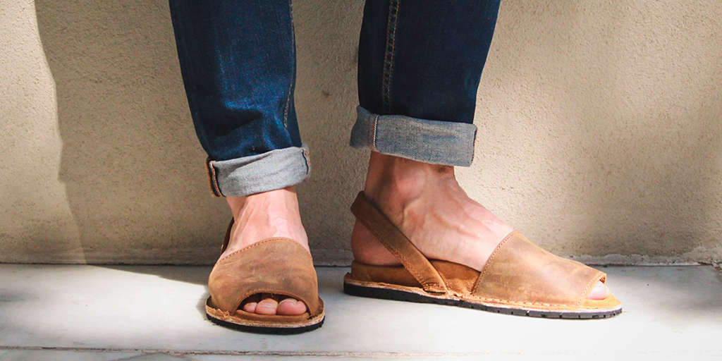 Ergodinamica's tweet photo. ¿Con qué look combinarías tu #Avarca Anatómica? 👖 👕 🕶
#ergodinamica #menorquinas #plantillaspersonalizadas #ergochanclas https://t.co/cpnwkn5Hok