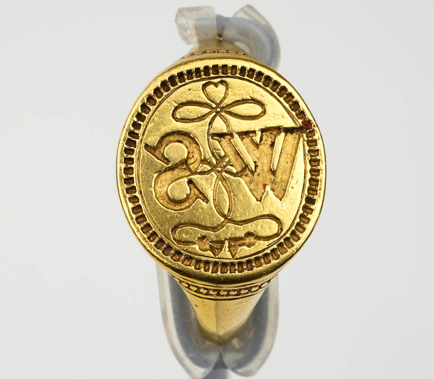 4) Intriguing as it may be, surely the finding of a gold ring inscribed 'WS' is nothing but an entertaining coincidence? Yet, consider.. This signet or "gentleman's ring", usually worn on the forefinger or thumb, has been dated to the late 1500s or early 1600s. Precisely when..