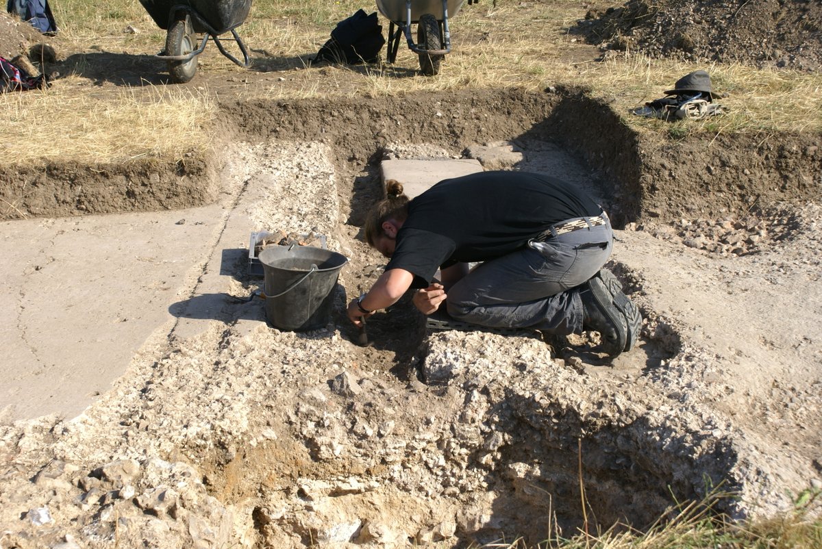 Gisacum's tweet photo. Venez découvrir le chantier de fouille du temple de #Gisacum avec l’archéologue en charge des recherches !! Visite unique pour les passionnés d’#archéologie. 
📆12, 19 et 26 août 
⏰15h (45 min.)
👥A partir de 14 ans
💶2,5 € / personne
☎️Réservation obligatoire au 02 32 31 94 78 https://t.co/Caoqt947Ok