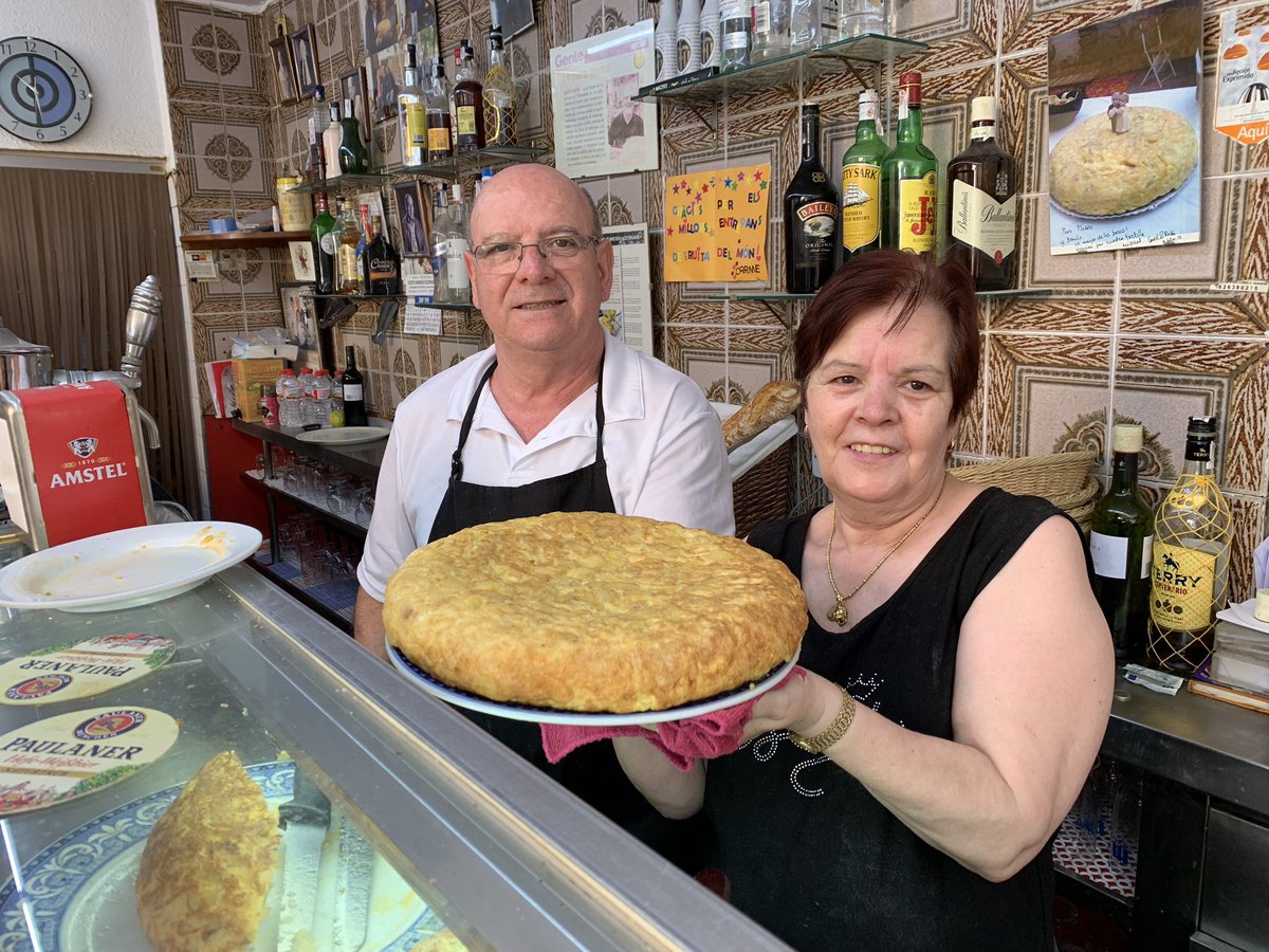 NOTICIA TRISTE

‼️ Cierra el Bar Alhambra 😢

Por problemas de salud de la gran Placen, Benito y ella se ven obligados a cerrar el templo de la tortilla en #València. 

Jamás volveremos a probar tortillas como esas. ¡Muchas gracias por todos estos años! A cuidarse mucho!