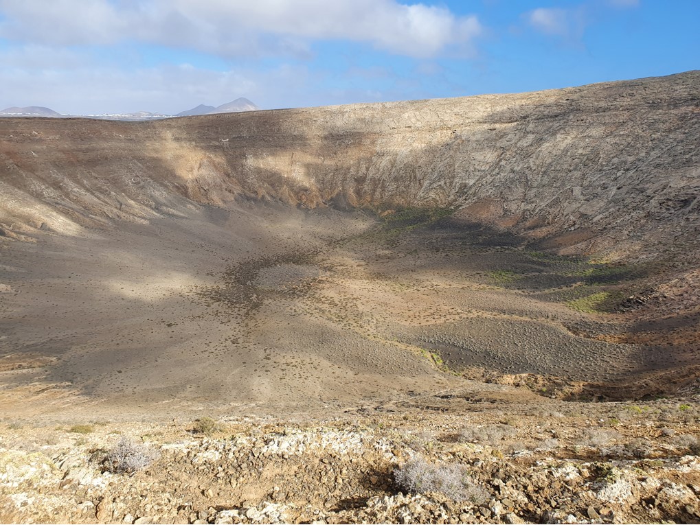 INTIMEproject1's tweet photo. Another location of the #Lanzarote #FieldCampaign performed by @INTIMEproject1 was the volcano Caldera Blanca, which rises at 445 meters above sea level, and is the largest crater of #Lanzarote with a diameter of 1100 meters. #Martian #analogue
👇 https://t.co/saYzAVm6fC