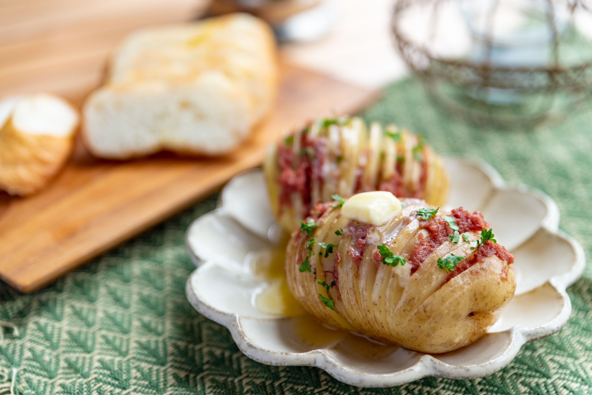 Daican Camp じゃがいもの切れ目にコンビーフを挟んでハッセルバックポテト 焼いた後にバターをのせたらトロ ッと溶けてたまらん キャンプ キャンプ飯 ソトレシピ ハッセルバックポテト 国分のコンビーフ T Co Ovtchrs6f2 Twitter