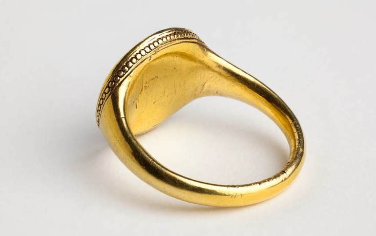 8) Surely there were lots of other businessmen in Shakespeare's Stratford with the initials 'W S' that this ring could belong to? Actually, records show only one other, a draper named William Smith whose seal was known to be a skull and crossbones (memento mori). Furthermore...