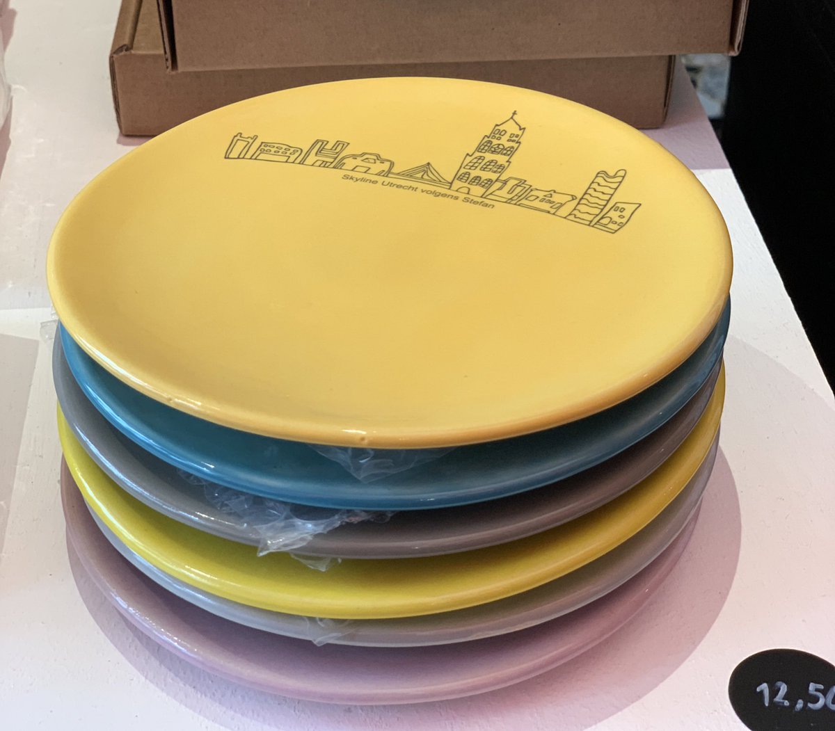 Deze te leuke handgemaakte keramiekbordjes van Stichting EchtWaar liggen nu bij ons in de winkel! Ze zijn voorzien van tekeningen van mensen met een afstand tot de arbeidsmarkt. We zijn vandaag open vanaf 12:00 tot 18:00 uur!