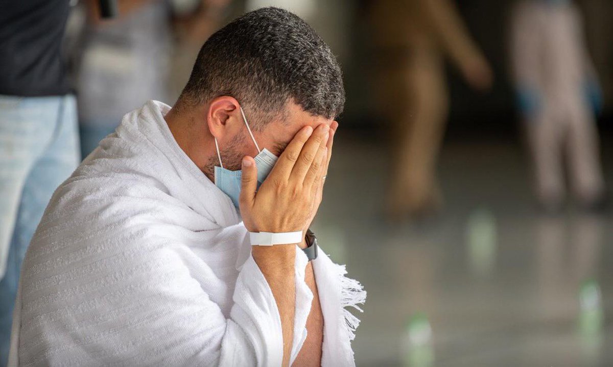 شعثًا وغبرًا أتوا من كلِّ قاطبةٍ
طافوا على البيتِ أفواجًا مُلبِّينا

يستبشرونَ بفضلٍ منكَ أو كرمٍ
لمَّا دَعوك وقالَ الكلُّ آمينا

يومٌ تخرُّ بهِ الأرواحُ ساجدةً
ويَهْرعُ الناسُ كالطوفانِ داعينا

فاغفرْ ذنوباً برَتْ قلبي أسنَّتُها
وارحمْ ضعيفًا بهذا اليومِ مسكينا
#خير_الدعاء
#عرفه