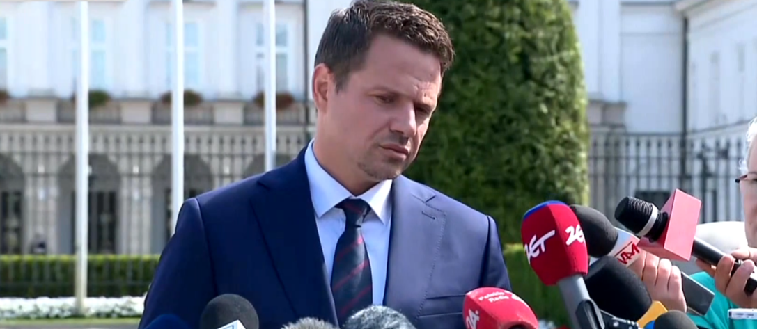 JacekOsuch2's tweet photo. – Szczerze powiem, że pierwszy raz o tym słyszę – 

powiedział na briefingu Rafał Trzaskowski zapytany o nocną akcję która miała na celu oflagowanie warszawskich pomników przez zwolenników LGBT. 

Hm czyżby prezydent Warszawy nie miał pojęcia co się dzieje w stolicy? 🤔 https://t.co/t8N1KduT4b