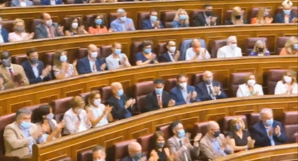 Huecco's tweet photo. Os aseguro que la organización de nuestro concierto de butacas de este sábado en #Torrelavega no se saltará la distancia de seguridad como hicieron algunas de sus señorías en el Congreso ayer. Una vergüenza. Luego piden esfuerzos al ciudadano, al autónomo, a la hostelería... https://t.co/KhCRWKW260