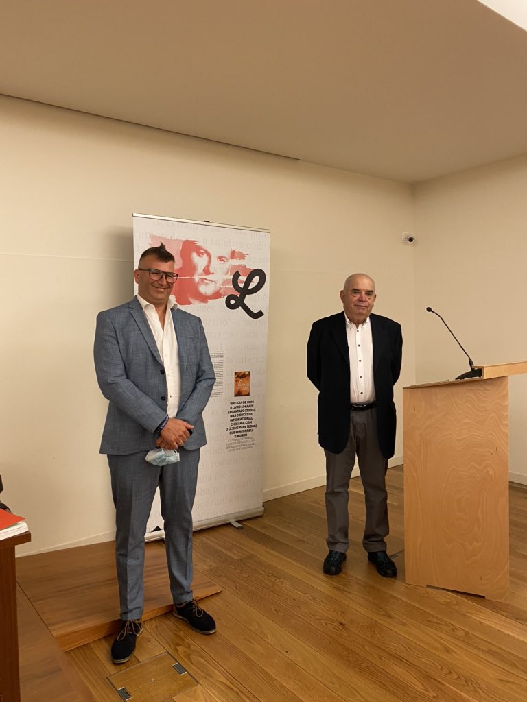 nunrocha's tweet photo. Entrega do Prémio Literário @luismiguelrocha em tempos de pandemia! Com máscara sem distância e sem máscara com distância. Novos tempos... https://t.co/9Hc9ckN5bW
