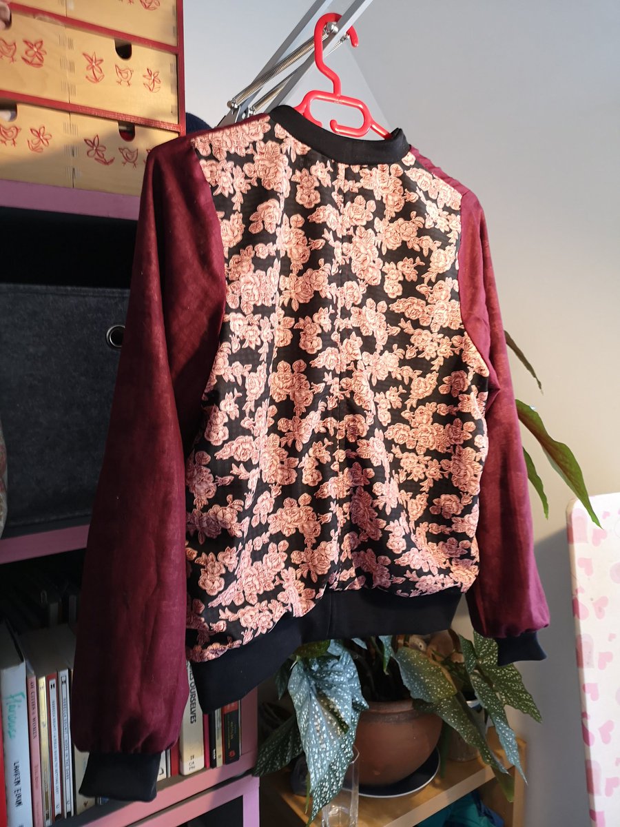 lockdown sewing projects continue! this week it's a reversible bomber jacket!
#moodaveliapattern #patternsbymood
#madewithmood