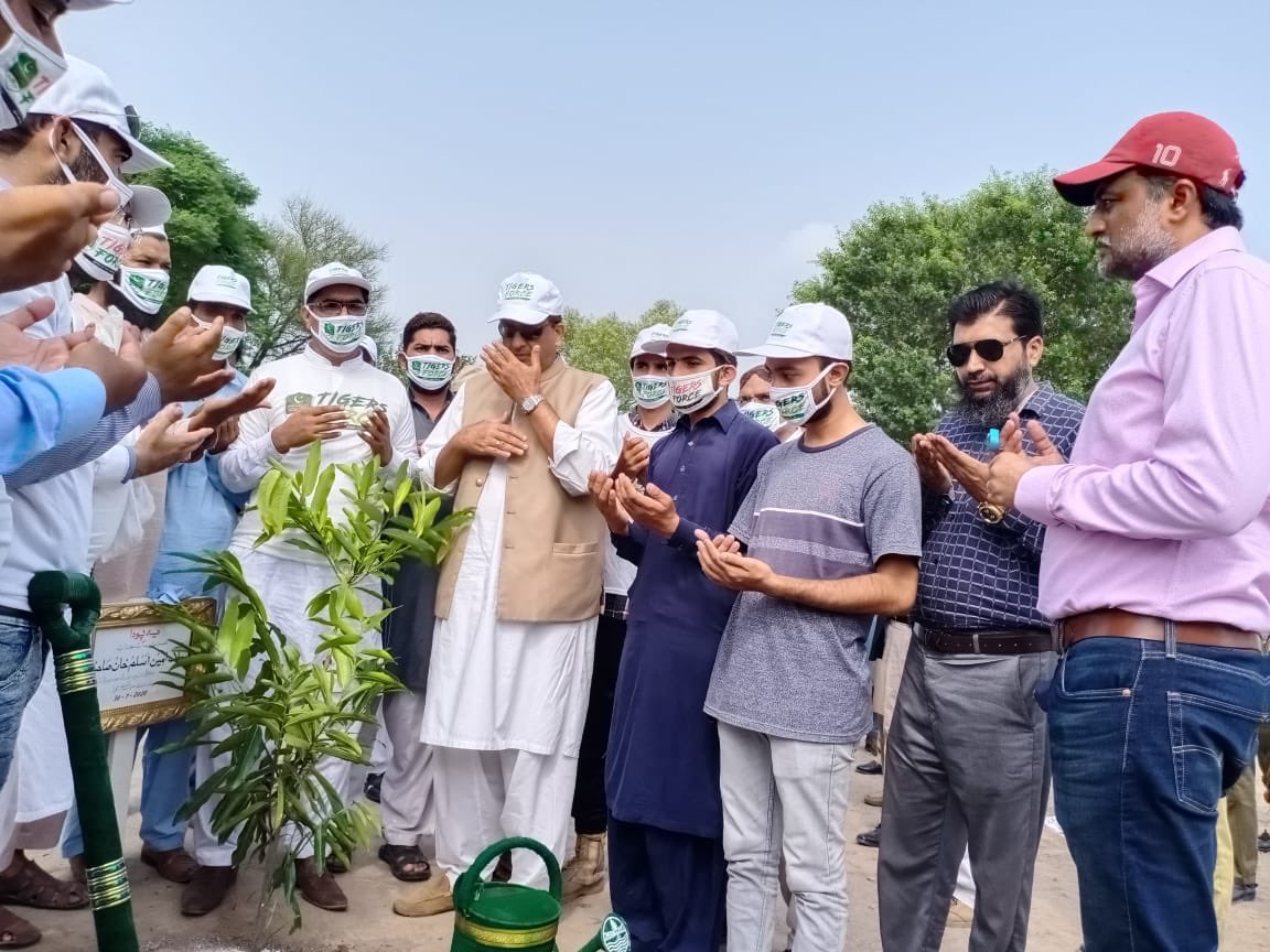 Saulathyatt's tweet photo. Advisor to PM on Climate Change addressing the Tiger Force, Nankana while visiting Hear Balloki where 500 Acres have been planted so far.
#GoGreenPak #TigerForceNankana https://t.co/HmO0k5RzQx