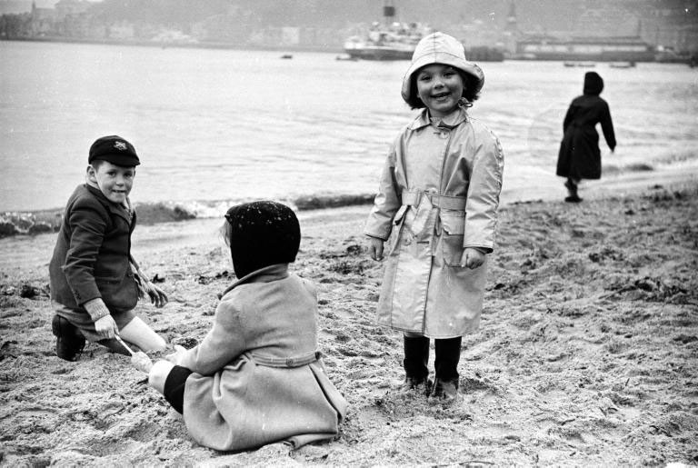 Happy #FriendshipDay from these wee pals having fun together "Doon the Water" on Rothesay Beach, 1955

We're wondering who they could be &amp; if they still stay in touch?
#MakingWaves
📷 <a href="/GettyArchive/">Getty Images Archive</a> ow.ly/Vwqh50AM98c