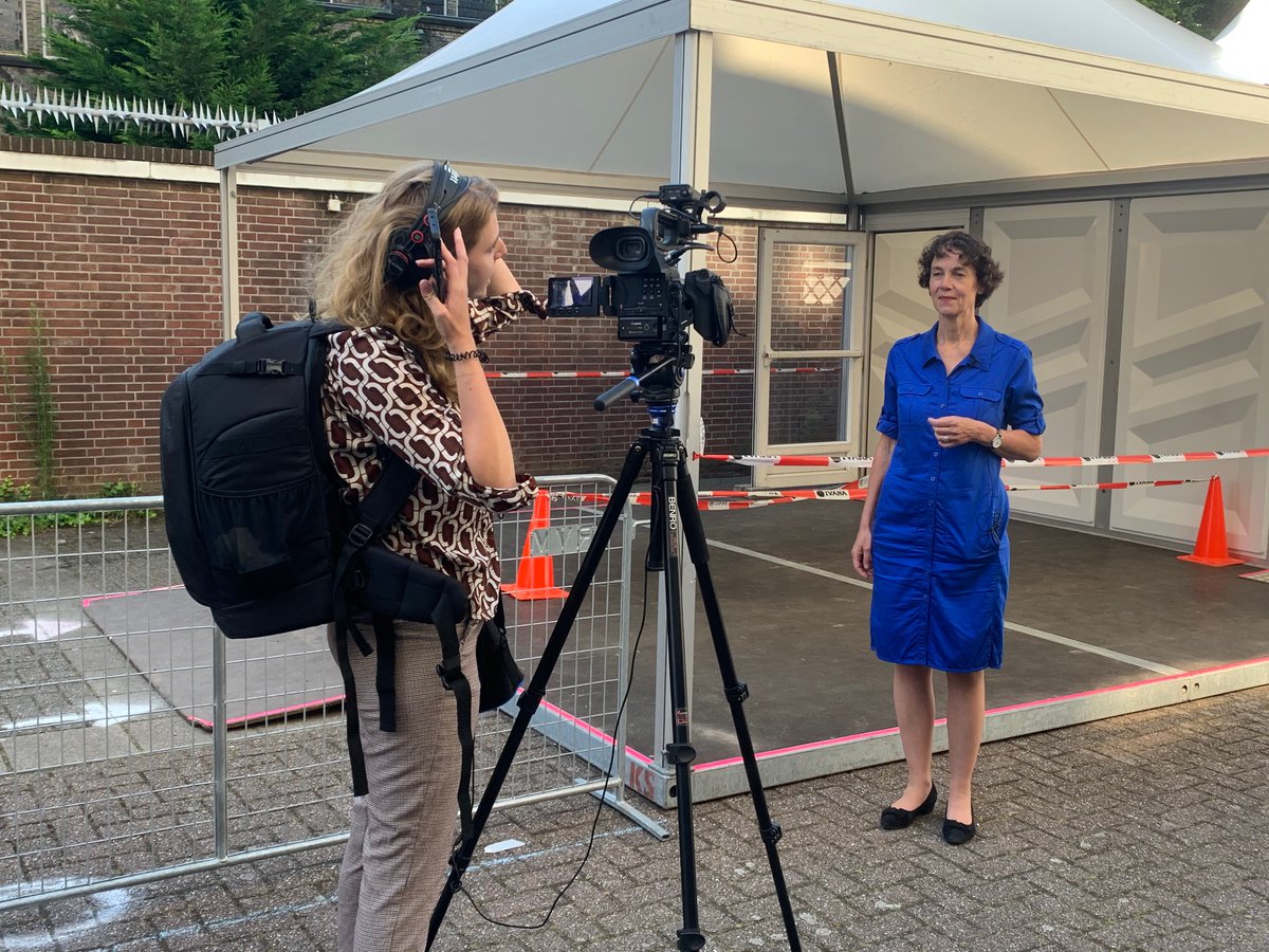 ggdhaaglanden's tweet photo. Vandaag was de opening van de corona-testlocatie aan de Lange Lombardstraat 35 in het centrum van Den Haag. De testlocatie is een samenwerking tussen GGD Haaglanden en HMC locatie Westeinde. U kunt een afspraak maken via het landelijke telefoonnummer 0800-1202. https://t.co/u96gEihM9O