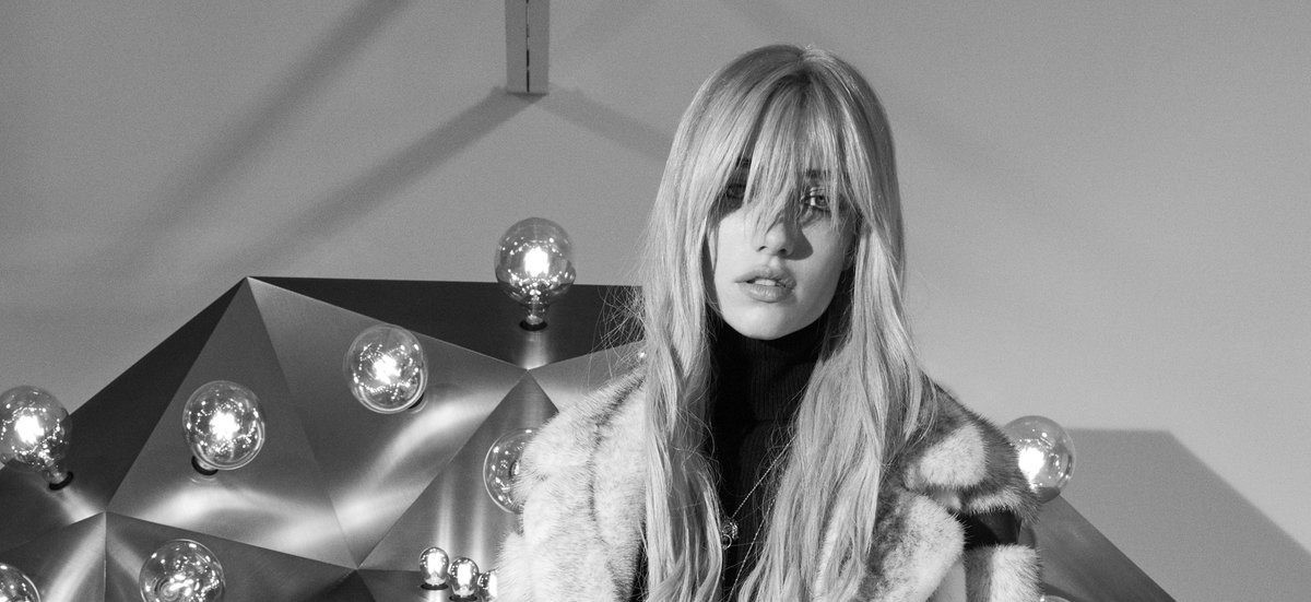 THEFALLMAG's tweet photo. Read about the new #YSL32 and #YSL33 fashion campaigns from #SaintLaurent at https://t.co/0eNUyKUxly today! https://t.co/3i10Wn0bhn