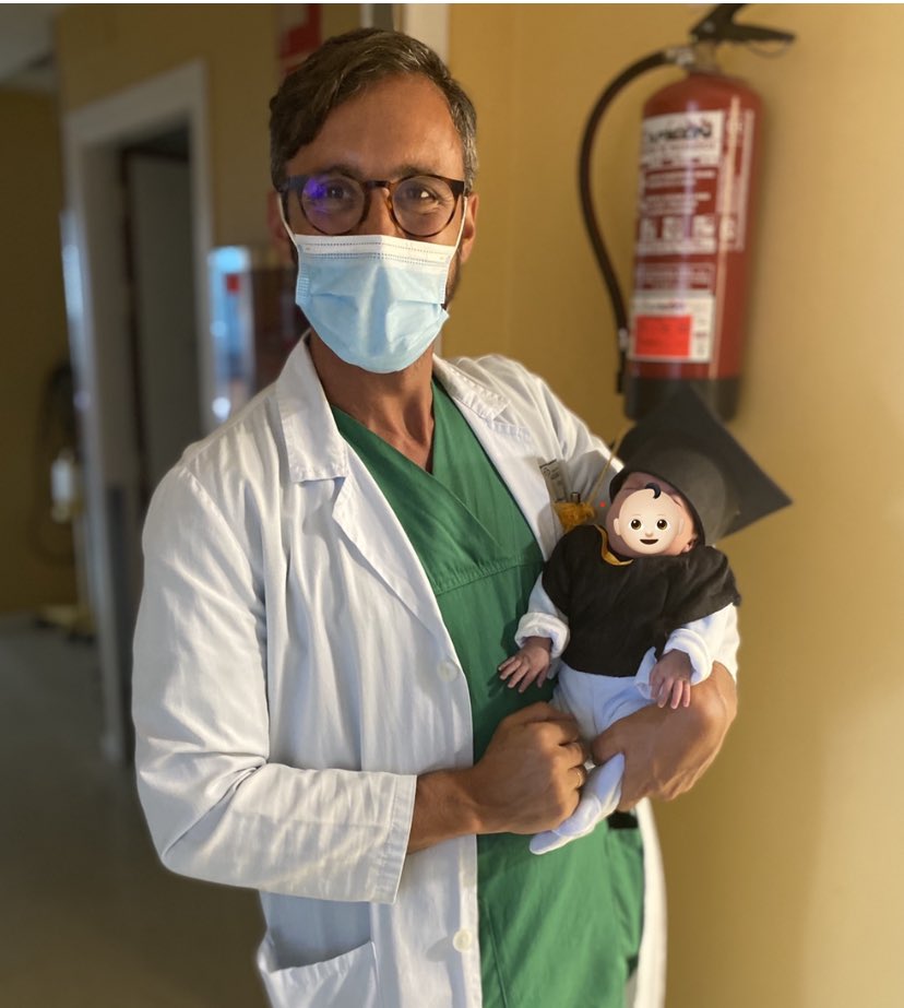AlexAvila81's tweet image. Cuando sea mayor, Hugo podrá contar q nació en plena pandemia mundial, q llegó a pesar 580g, q cumplió a penas 24 sem de gestación, q sus padres estuvieron al pie del cañón durante 100 días de ingreso y q tal día como hoy recibió su diploma de graduación