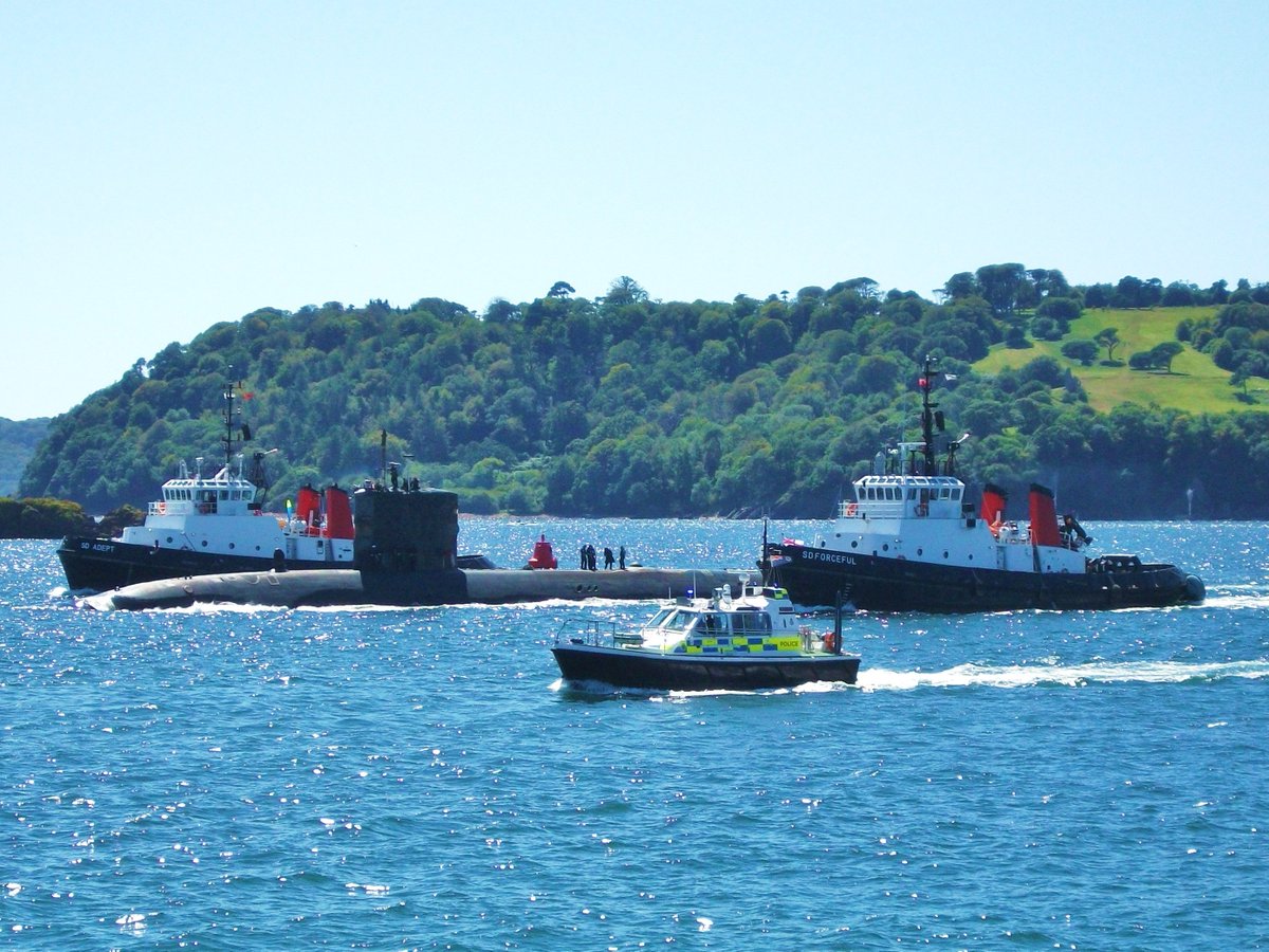 PlymouthDevon1's tweet photo. Submarine (HMS Trenchant?) outbound from Devonport Plymouth this afternoon, guided by tugs SD Adept &amp; SD Forceful. @RachelHWing @SercoGroup @PlymouthDevon1 @NavyLookout #Submarines #Tuglife https://t.co/b8LqRQ2fZx