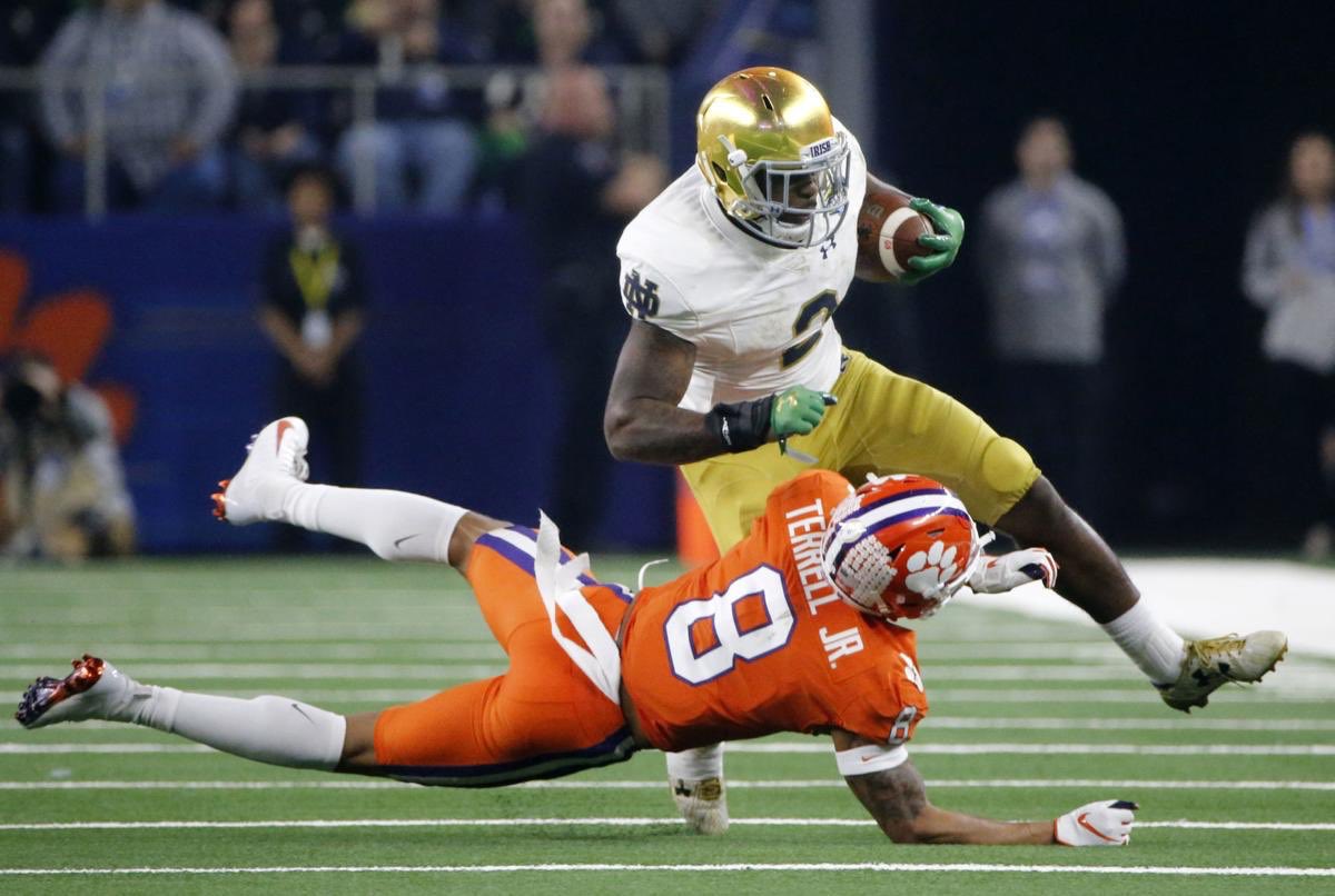 DexterW_22's tweet photo. Big On Big 😎 
#TBT #FeedDex #NotreDame
#CFPPlayoff https://t.co/6Xc7sTRgUP