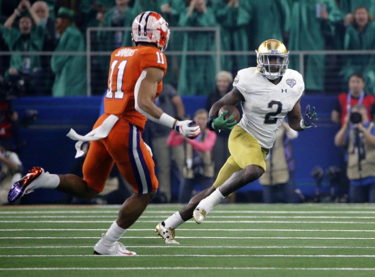 DexterW_22's tweet photo. Big On Big 😎 
#TBT #FeedDex #NotreDame
#CFPPlayoff https://t.co/6Xc7sTRgUP