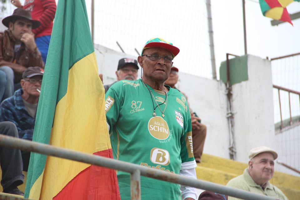 O dia de hoje se transforma em uma data especial, pois comemoramos o aniversário do nosso querido Trem! Alguém que sempre dedicou seu amor incondicional ao clube, não deve ser esquecido jamais... Deixamos aqui o nosso muito obrigado! Parabéns, Trem! 👻🇨🇬
#MeuFarroupilha