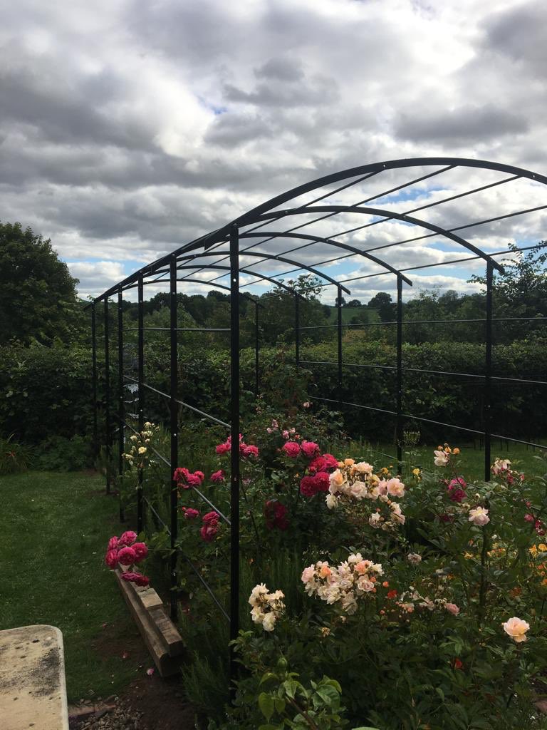 AWBMetalwork's tweet image. Archway looking beautiful 😍 #blacksmithing #fabrication #engineering #handmade #garden #englishgarden #beautiful #handmadeinherefordshire