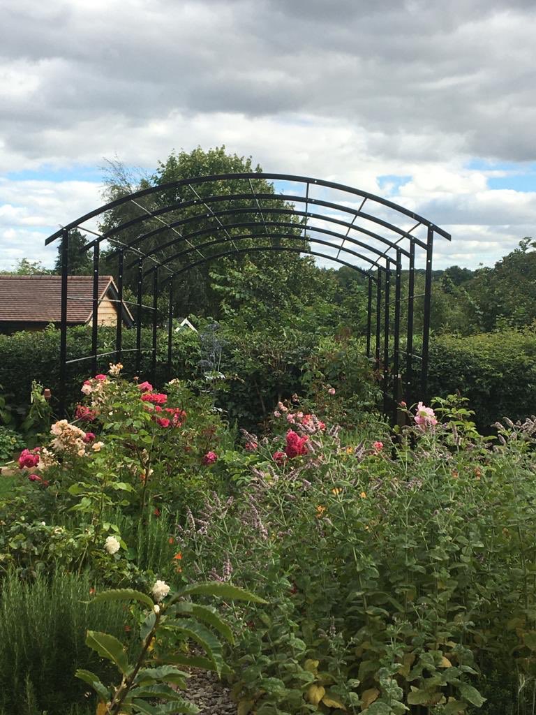 AWBMetalwork's tweet image. Archway looking beautiful 😍 #blacksmithing #fabrication #engineering #handmade #garden #englishgarden #beautiful #handmadeinherefordshire