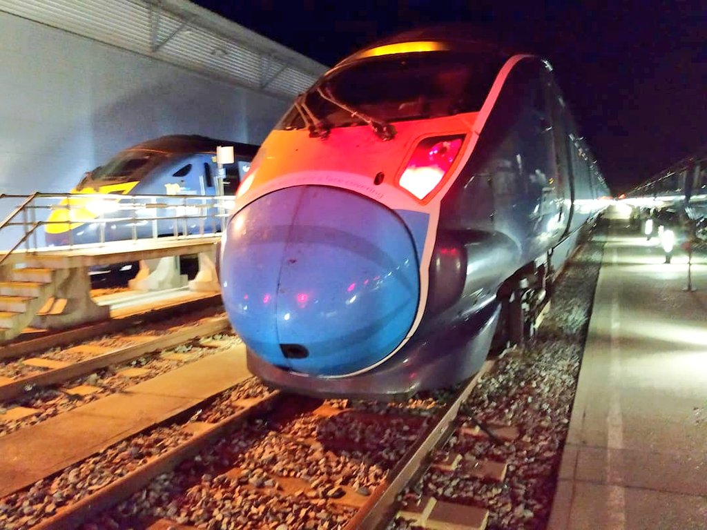 martinw02998119's tweet image. 395002 with its new mask livery sit on 8 road of Ashford Down Yard 28/7/20 ( taken from a place of safety) #class395 #javlin #highspeedtrain #southeastern #SpottingFromWork
