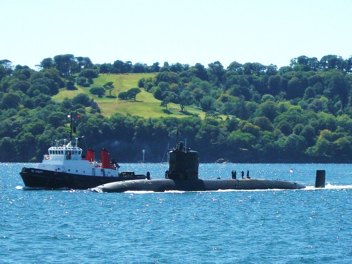 PlymouthDevon1's tweet photo. Submarine (HMS Trenchant?) outbound from Devonport Plymouth this afternoon, guided by tugs SD Adept &amp; SD Forceful. @RachelHWing @SercoGroup @PlymouthDevon1 @NavyLookout #Submarines #Tuglife https://t.co/b8LqRQ2fZx