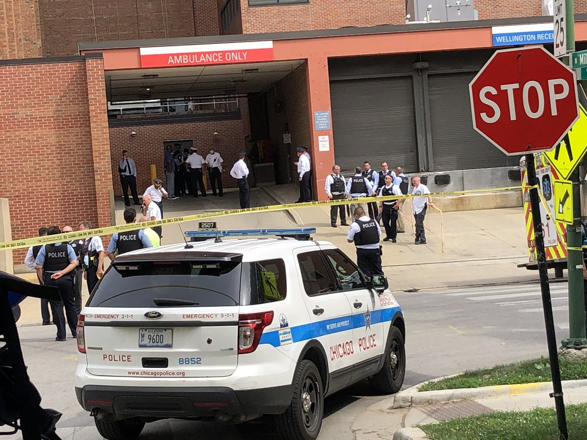 JesseKirschNews's tweet image. BREAKING—@Chicago_Police officer shot. Taken here to Illinois Mason Hospital. Some Lakeview streets surrounding hospital blocked off to car traffic, swarming with police. Details @ABC7Chicago.