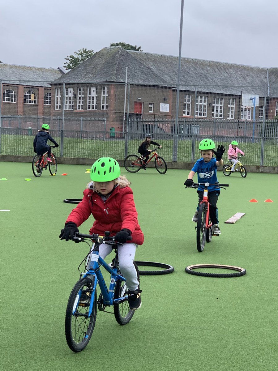 More cycling skills today at <a href="/fasidelunchclub/">Fa'side Lunch Club</a> .... with gloves! <a href="/ELOutdoorEd/">ELothianOutdoorLearn</a> <a href="/CyclingScotland/">Cycling Scotland</a> <a href="/Shaminakhtar/">Cllr Shamin Akhtar</a> #resilience
