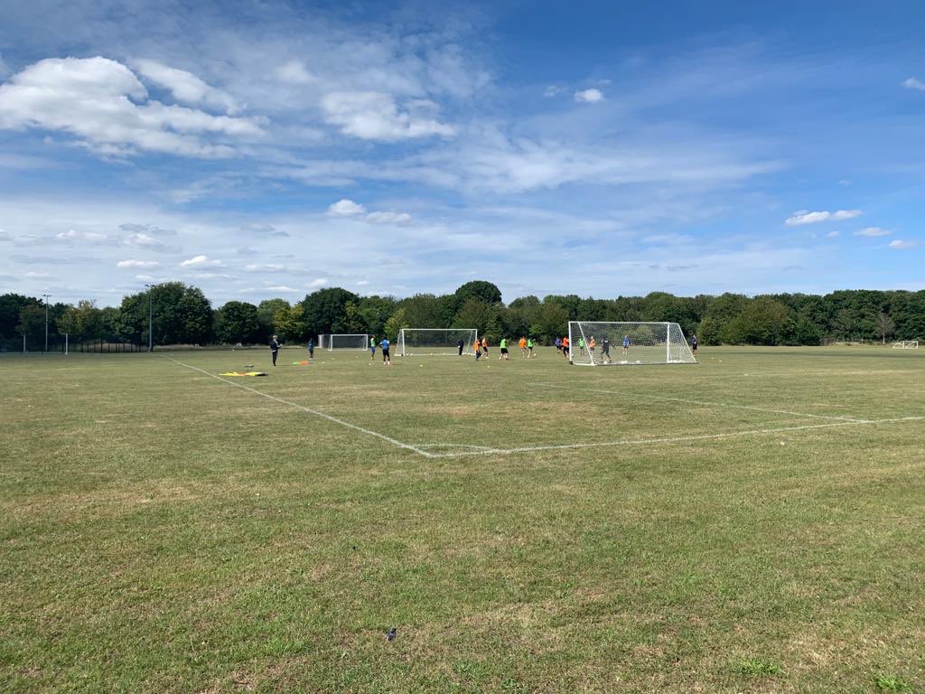 Teknika_Pro's tweet photo. There’s not many people who can say they love their job! 
•
•
⚽️⚽️⚽️⚽️⚽️⚽️⚽️⚽️⚽️⚽️
🌞🌞🌞🌞🌞🌞🌞🌞🌞🌞
•
•
#teknika #sunshine #coaching #football #training #scholars #riddlesdowncollegiate #facilities #bluesky https://t.co/hfhi0PAQDX