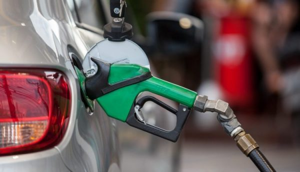AnaliseEnergia's tweet photo. Petrobras reduzirá o preço médio da gasolina em suas refinarias em 4% a partir de sexta-feira, enquanto o diesel seguirá com cotações estáveis https://t.co/zQPZtkSKgt com @VigaRodrigo #PTR4 #gasolina https://t.co/8mq24tclK2